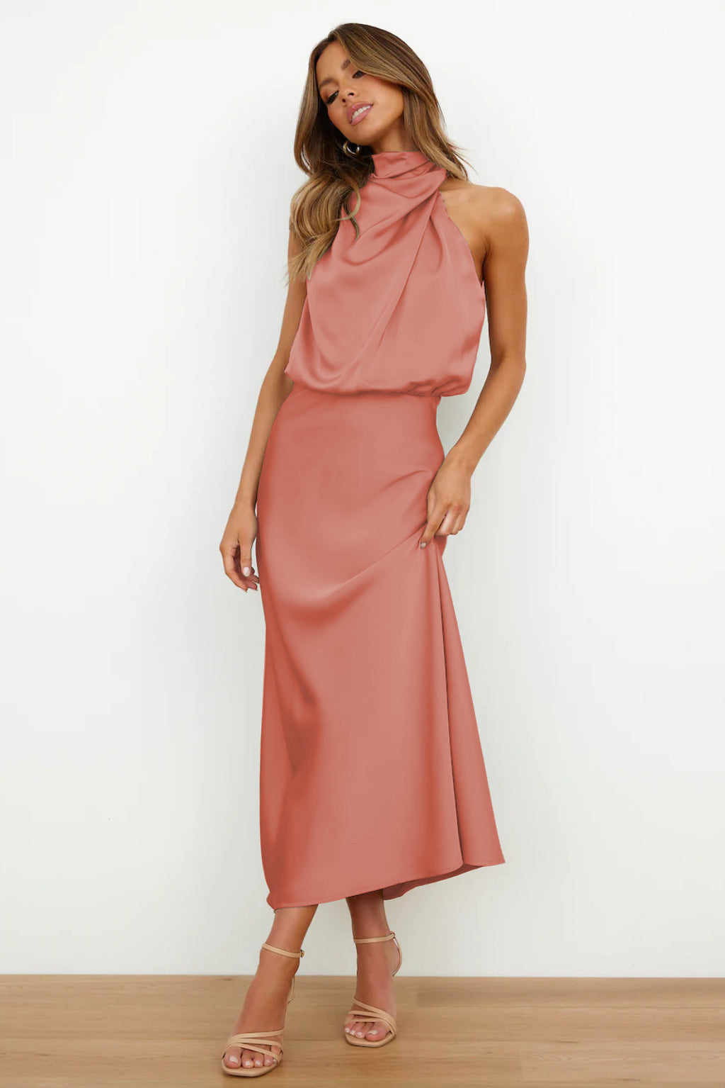Carlina | Vestido largo de satén con escote halter