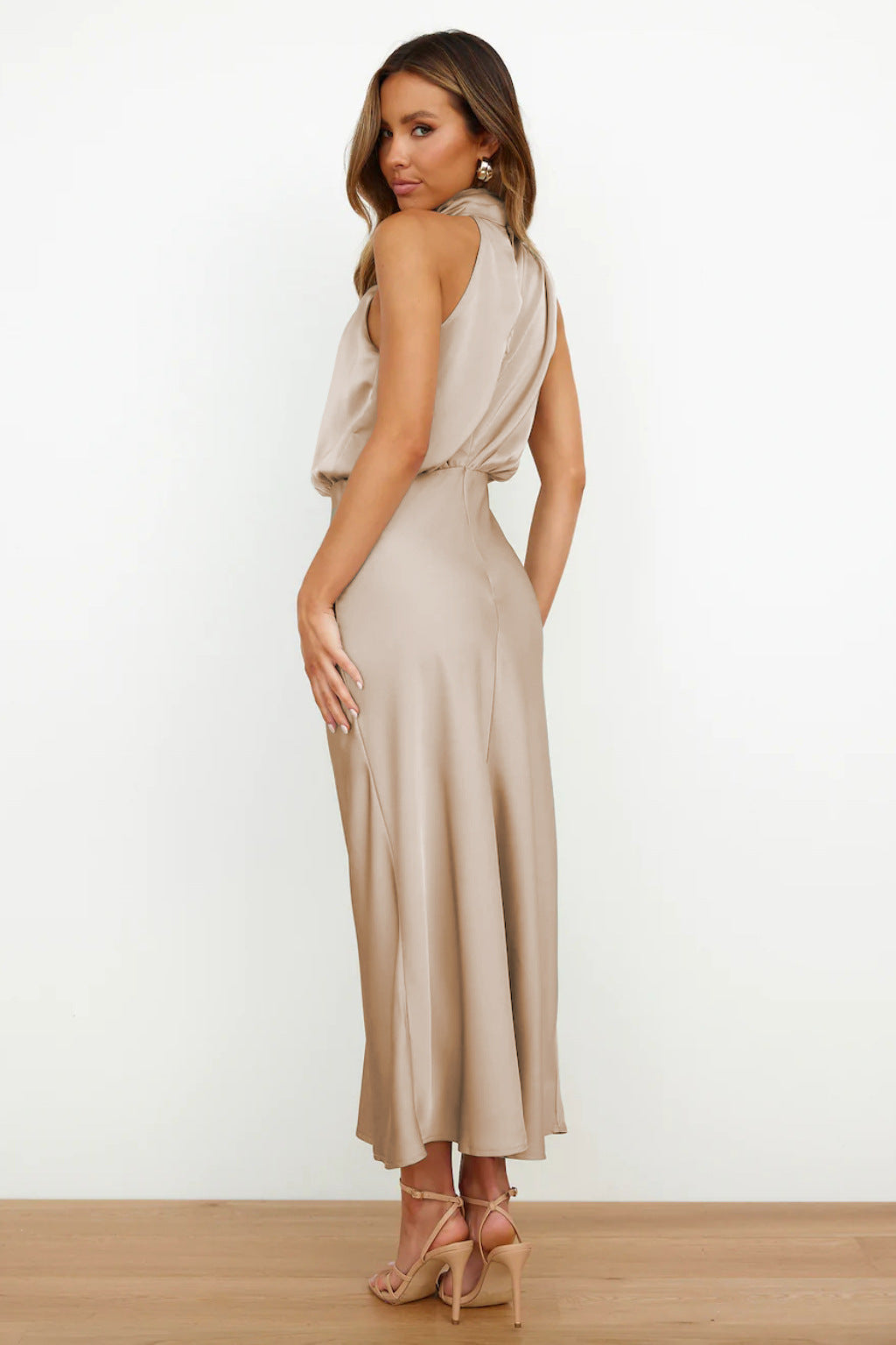 Carlina | Vestido largo de satén con escote halter