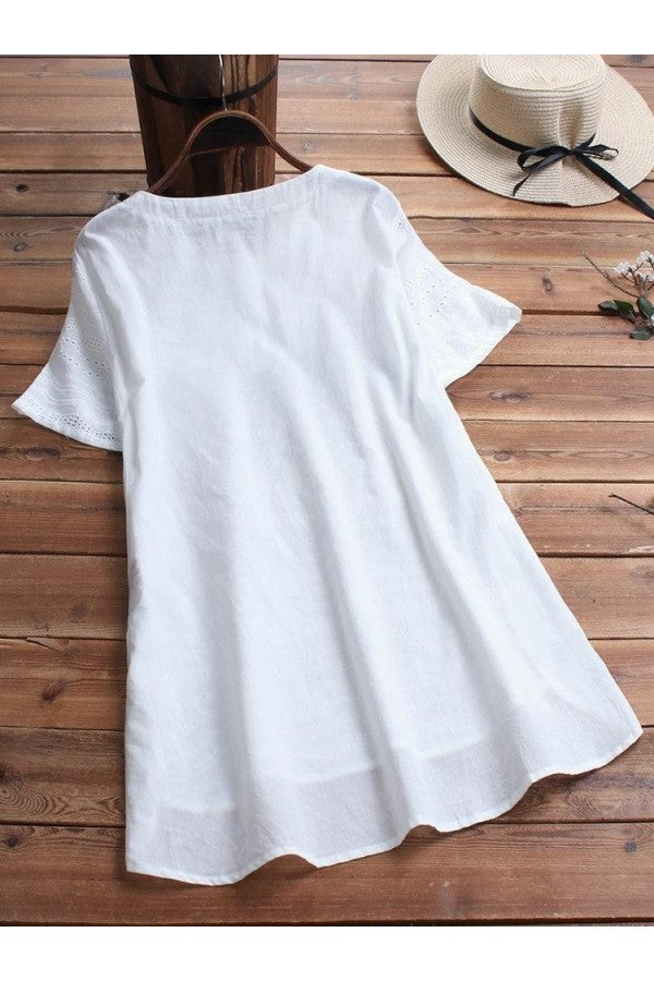 Blusa bohemia casual bordada con mangas cortas y detalle de botón